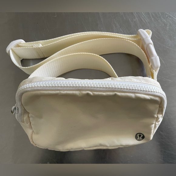LULULEMON ATHLETICA Everywhere Cream Belt Bag - Picture 5 of 14